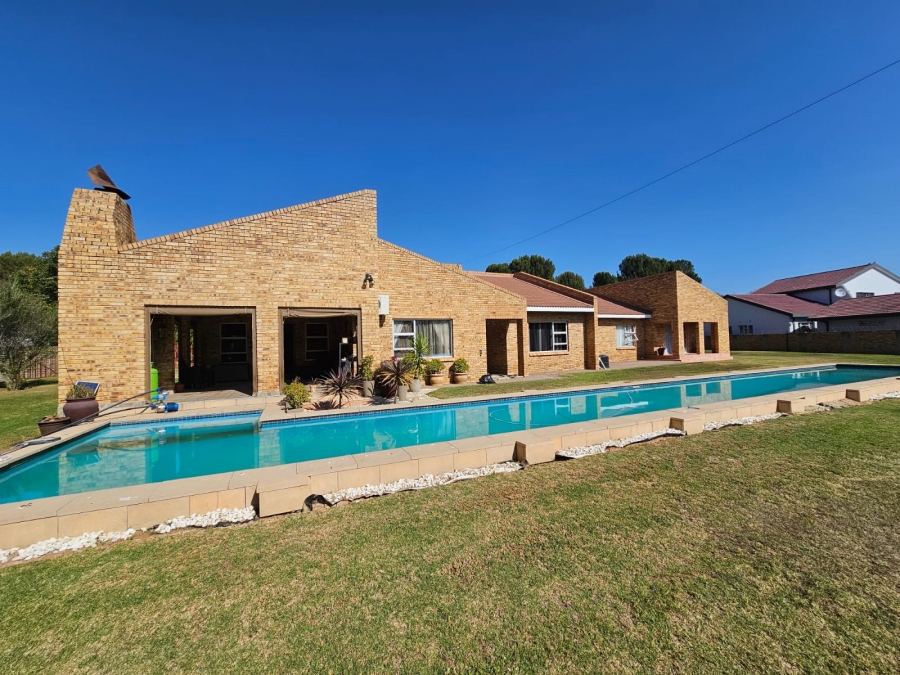 4 Bedroom Property for Sale in Jim Fouchepark Free State